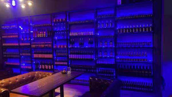 壁掛けワインラック酒棚|LED照明内蔵鉄製展示棚・オーダーメイド対応」